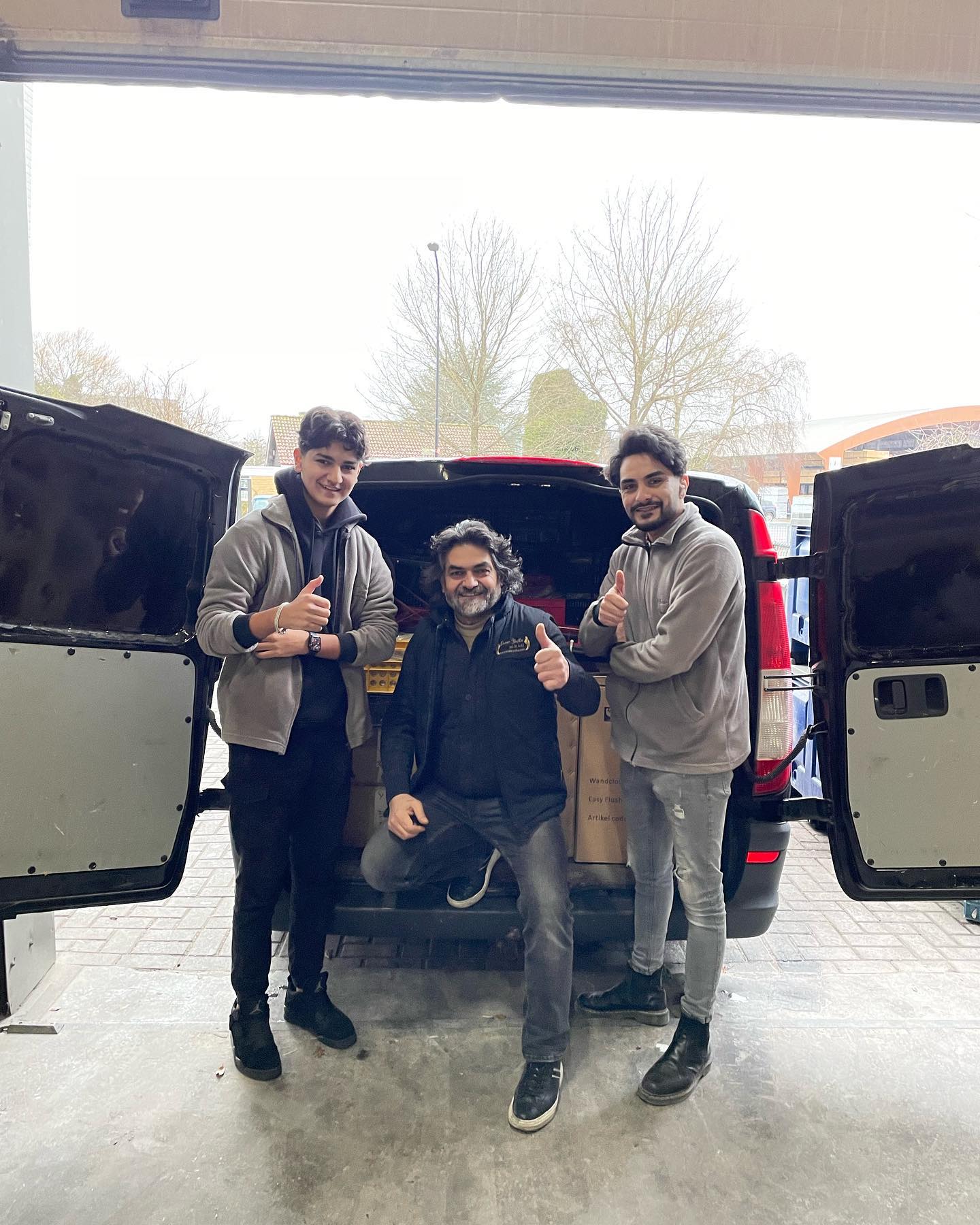 Osman Avcı met zijn zonen bij de Ensar Yufka fabriek in Ermelo